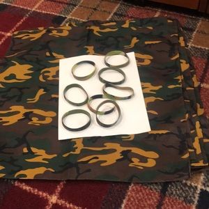 7 Camouflage bandannas With eight matching rubber bracelets.